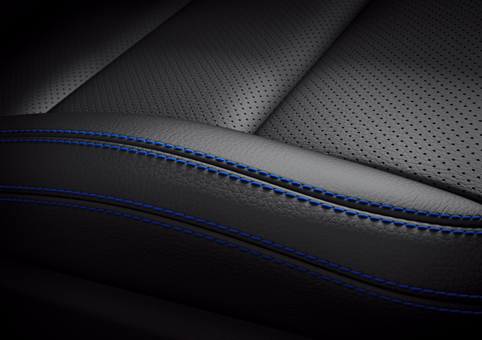 梅赛德斯-奔驰GLA SUV蓝调版车内的ARTICO皮革同样精心搭配了精致的宝石蓝同色缝线
