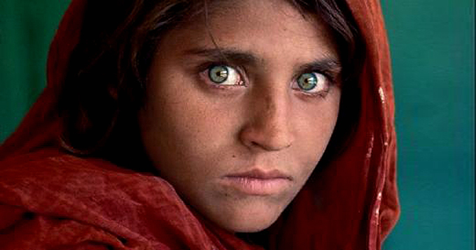 《阿富汗少女》拍摄于巴基斯坦白夏瓦难民营，她碧澈的双眼中写满恐惧